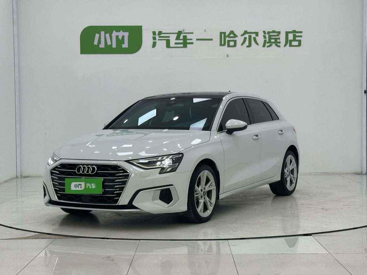 Белый Audi A3 в хэтчбеке на экспортной площадке