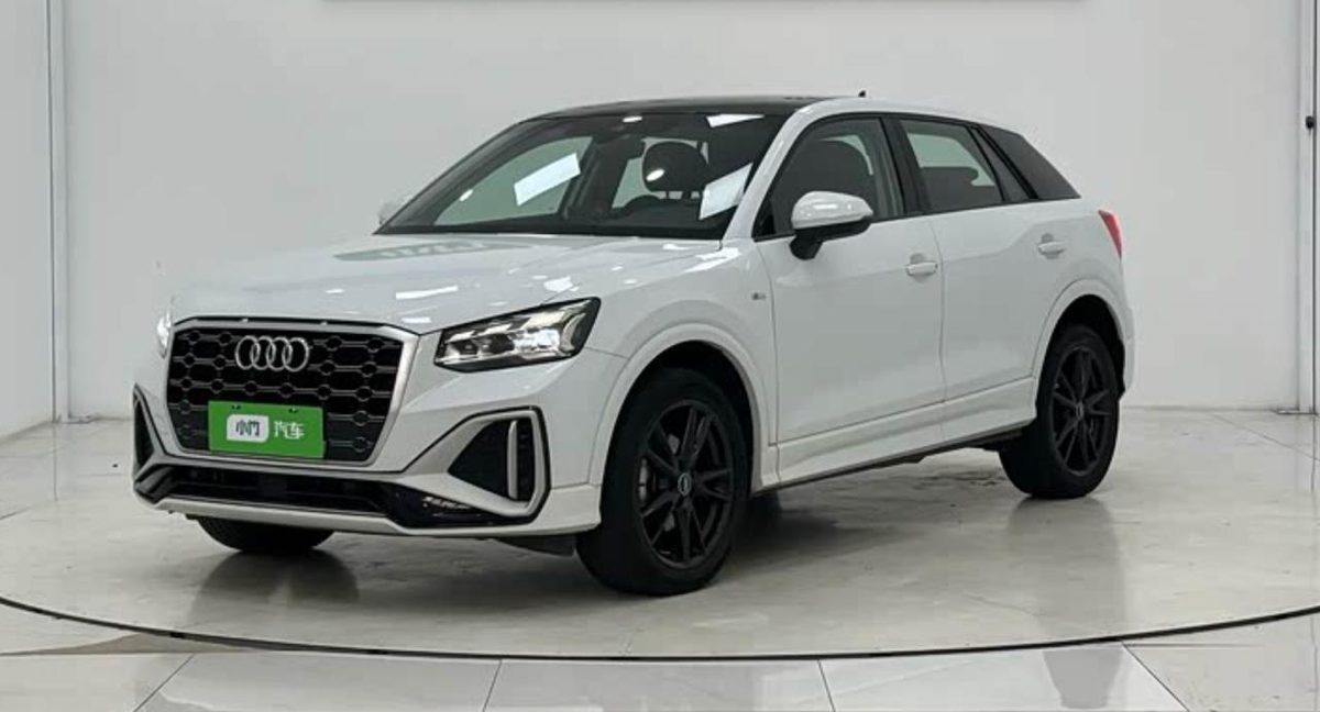 Белый Audi Q2L в автосалоне