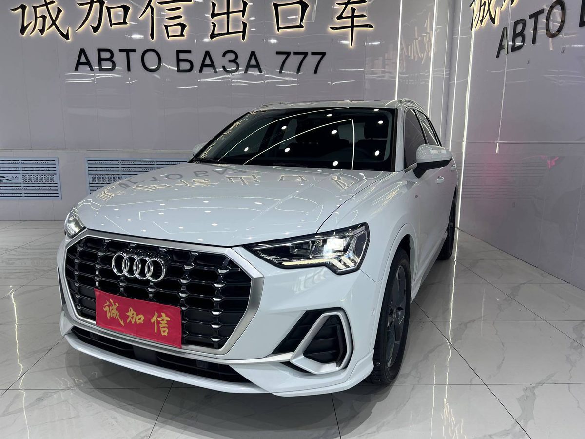 Белый Audi Q3 в экспортном автосалоне
