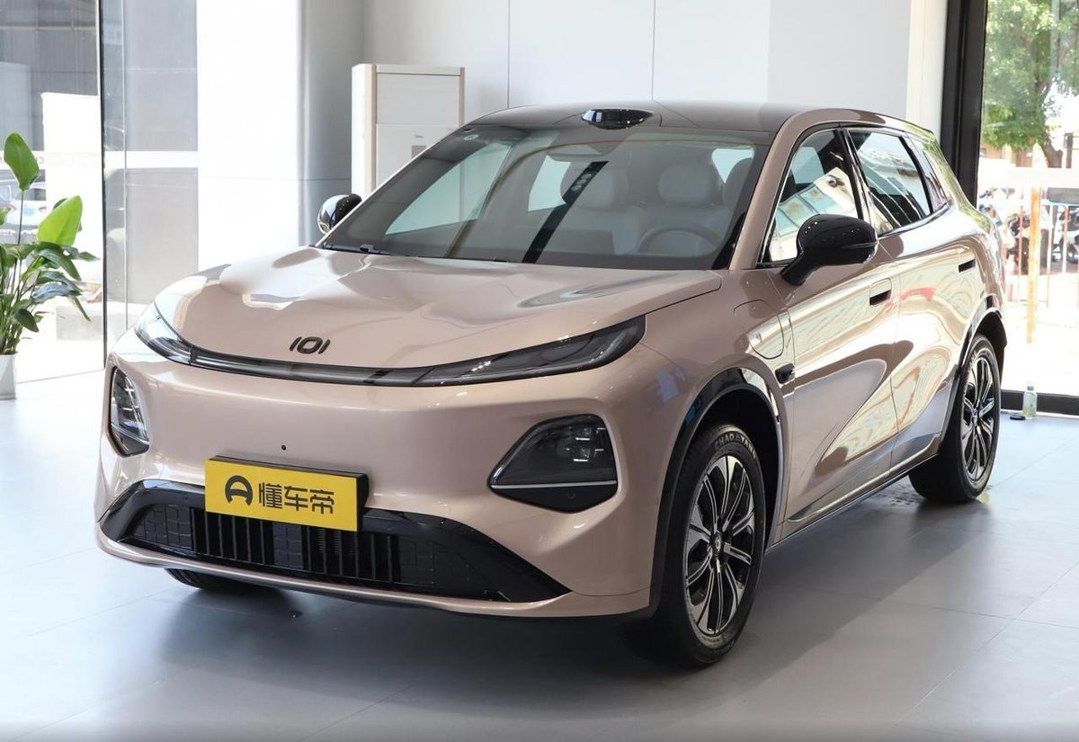Кроссовер Changan K05 на площадке