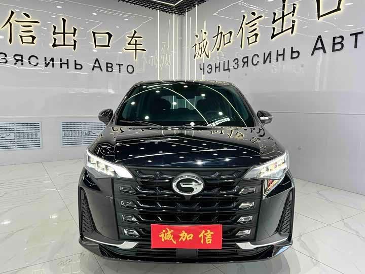 Чёрный минивэн GAC M6 в экспортном автосалоне в Китае