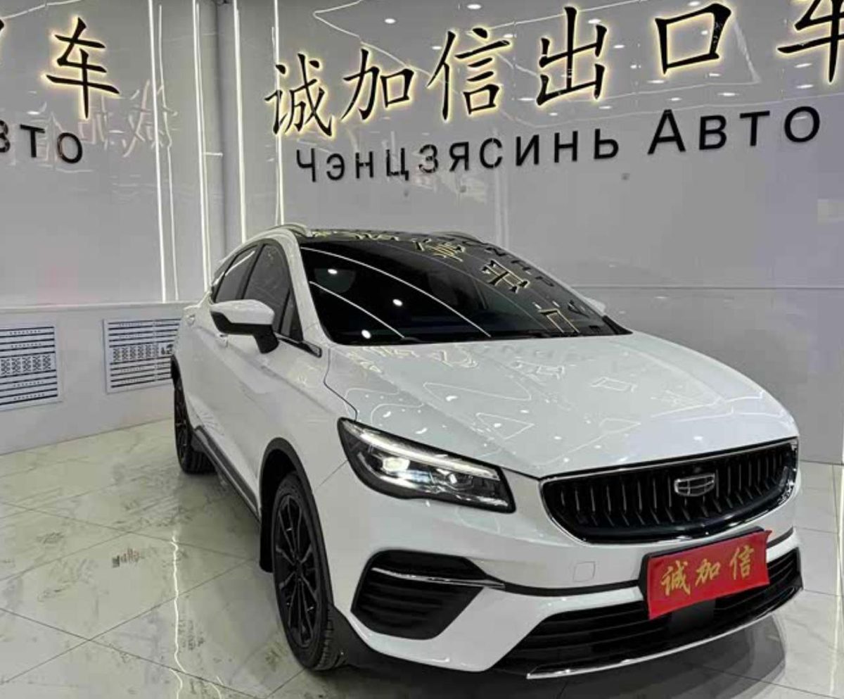 Белый Geely Emgrand S в экспортном автосалоне в Китае