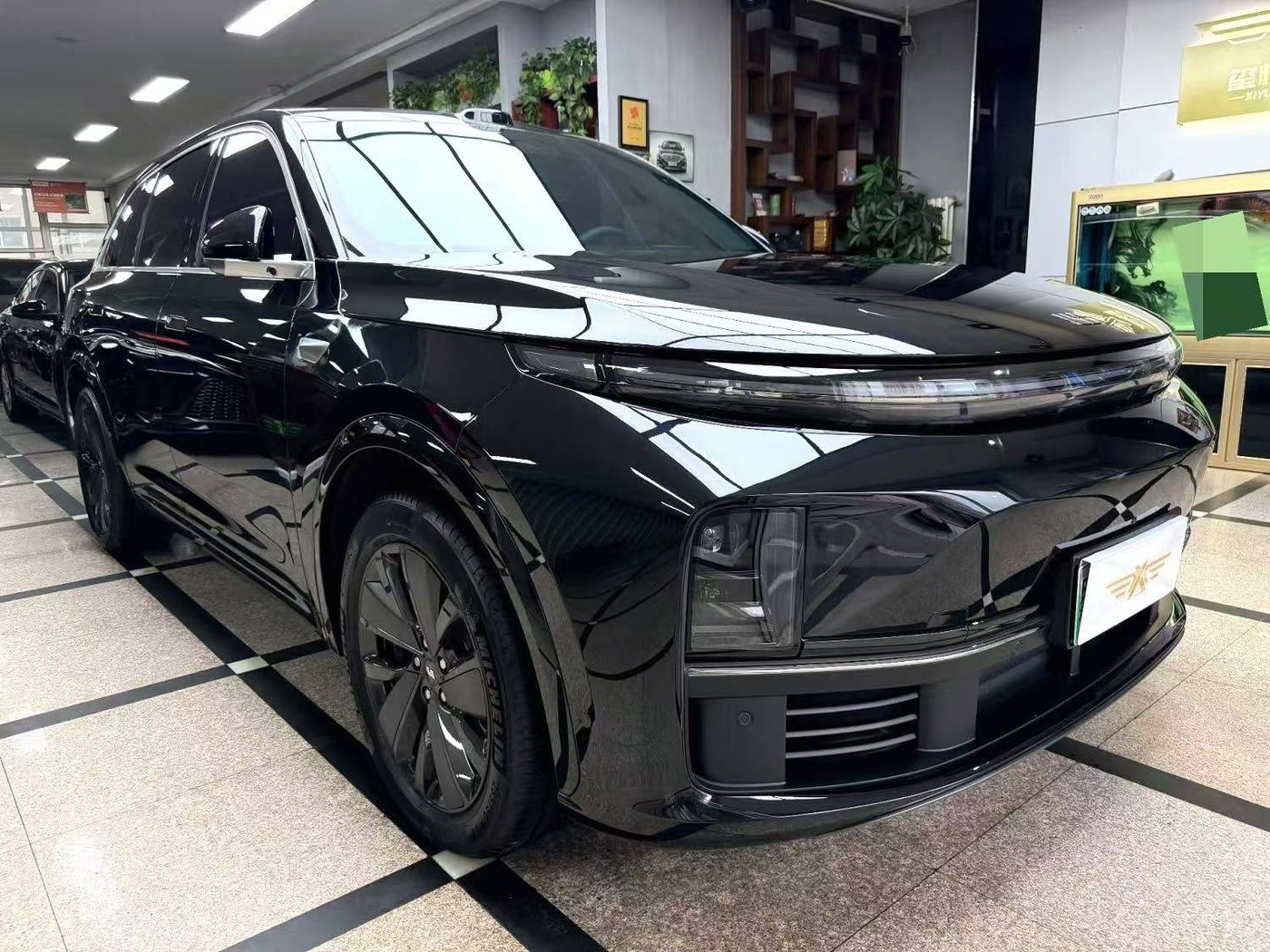 Li Auto L7 чёрного цвета в автосалоне в Китае