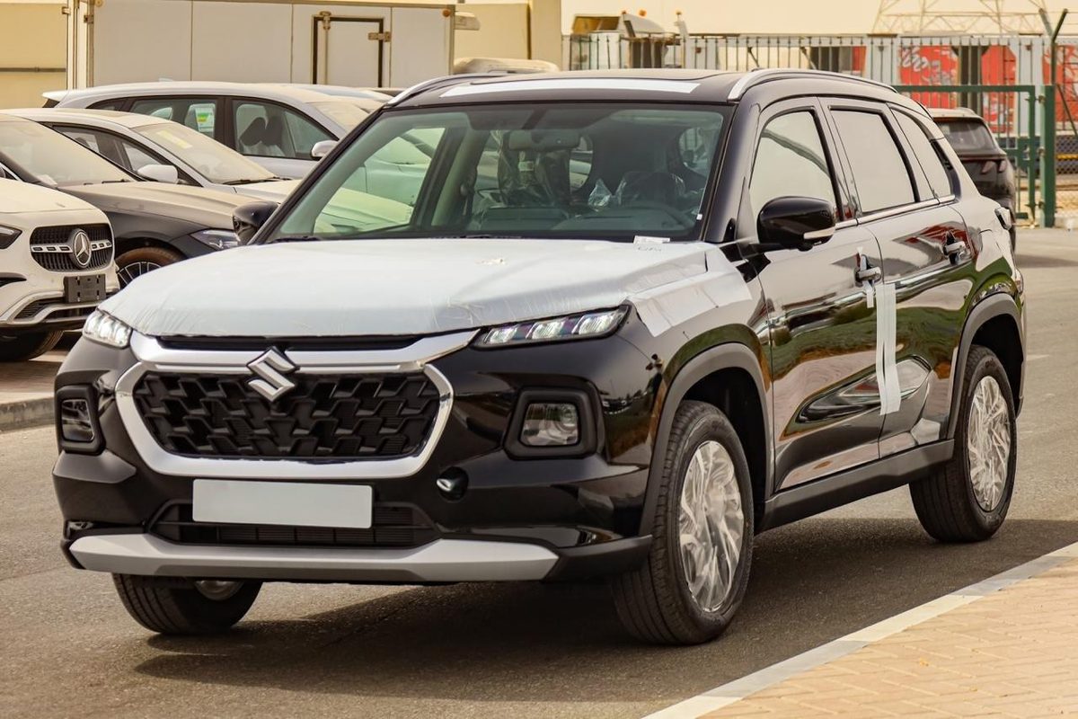Чёрная Suzuki Grand Vitara на площадке