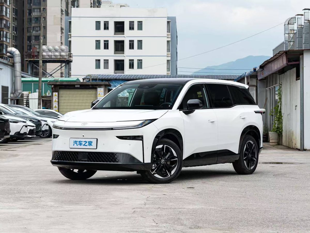Белый кроссовер Toyota bZ3X