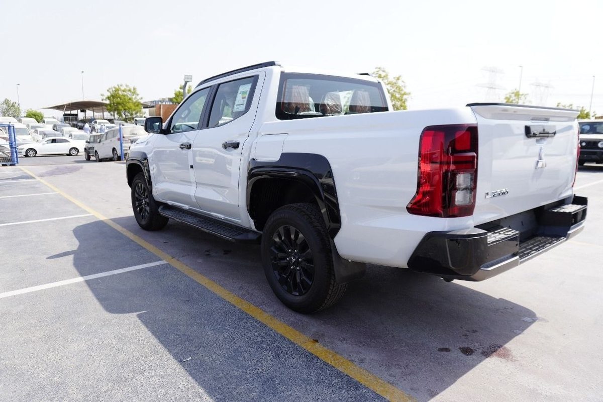 Белый пикап Mitsubishi L200 Triton