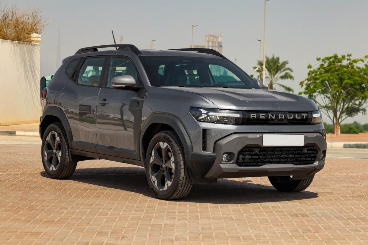 Серый Renault Duster на площадке
