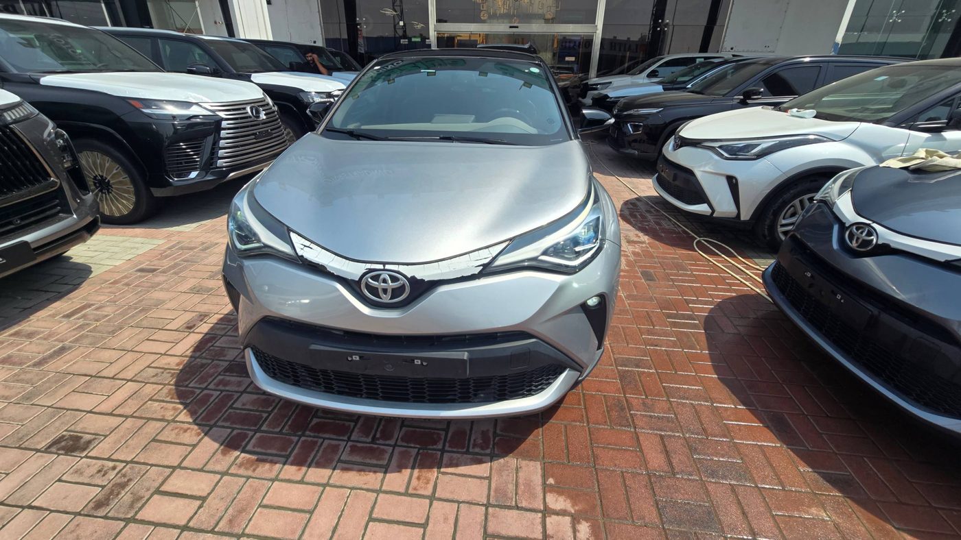 Серебристая Toyota C-HR на площадке дилера